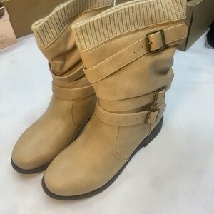 Cottage-Core Chic | Tan Slouchy Buckle Boots | Size Youth 2 Fits Size W3-4
